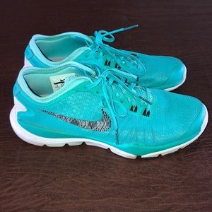 teal nike tennishoes!!